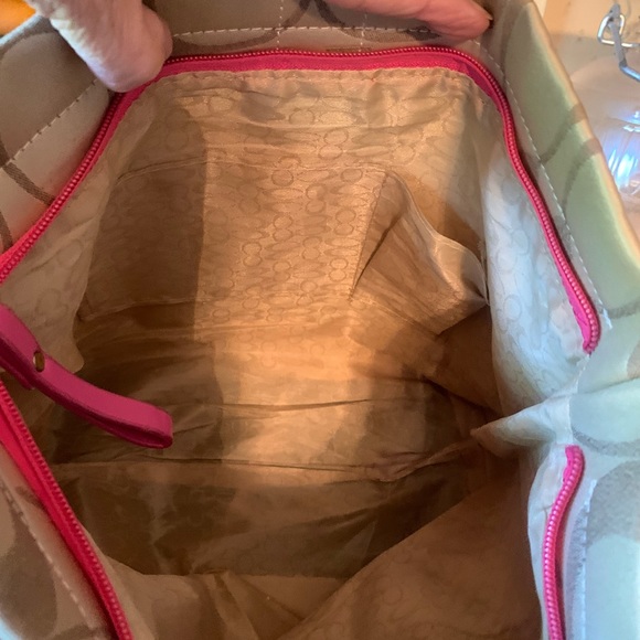 COACH SIGNATURE, Cloth handbag with Pink leather strap and trim. COACH EMBLEM. - Picture 6 of 10
